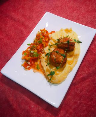 Биточки із кроля з вершковим картопляним пюре (450г)