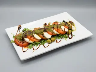 Салат Капрезе (300г)
