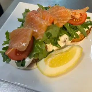Деруни з лососем та креветковим соусом (400г)