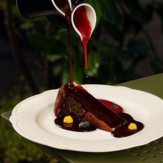 Чизкейк з полуничним та Шоколадним соусом (265г)