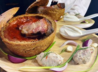 Борщ у хлібному горщику