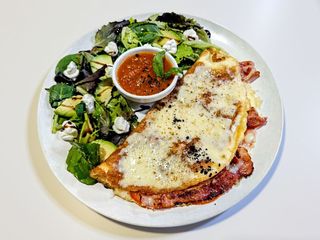 Омлет з томатами та беконом