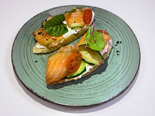 Брускета з лососем