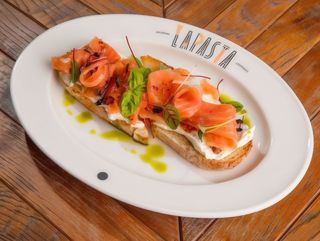 Брускета з лососем, філадельфією, оливками та базиліком (170г)