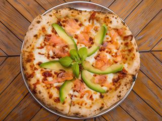 Піца з лососем та авокадо (460г)