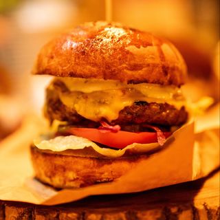 Бургер класичний з яловичиною (350/60г)