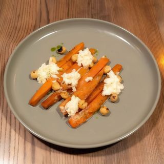 Морква карамельна з часником, смаженою лощиною та нашою страчітелою (160г)