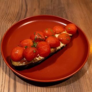Баклажан з кремом з перців та печеними помідорами чері (265г)