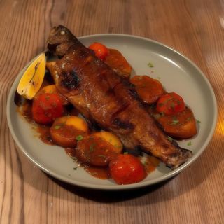 Форель ціла на грилі з запеченою картоплею (505г)