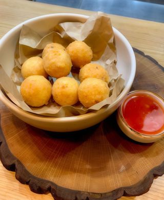 Сирні кульки фрі з гострим соусом (130/30г)