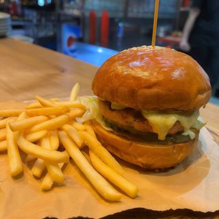 Бургер з куркою, фрі (340/60г)