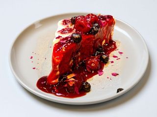 Вишневий торт з білим шоколадом та праліне (160г)