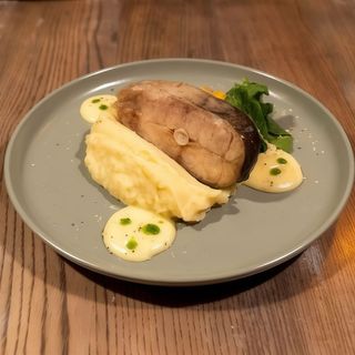 Стейк з сому з картопляно-селеровим пюре і каремельною бейбі-морквою (315г)