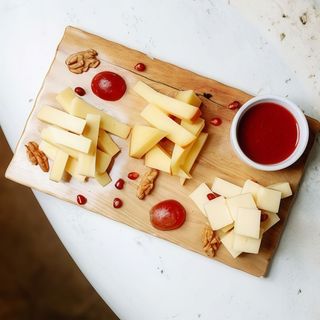 Асорті грузинських сирів (310г)