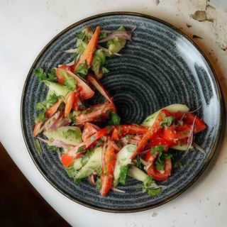 Салат Тбіліський зі свіжих овочів з горіховою пастою (230г)