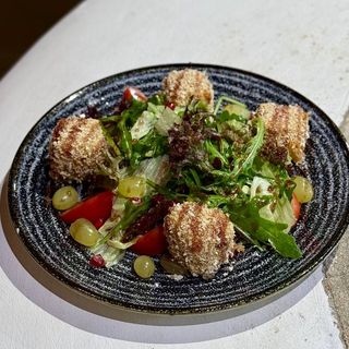 Мікс салату з запеченим сулугуні та помідорами (220г)