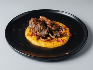 Яловичі щічки з лісовими грибами на гарбузовому пюре