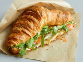 Круасан з лососем (140г)