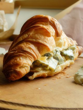 Круасан з печеною грушею та сиром Дор Блю (150г)