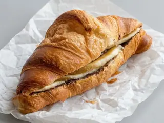 Круасан з нутелою та бананом (130г)