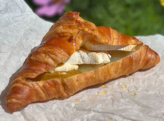 Круасан з печеною грушею та сиром Брі (140г)