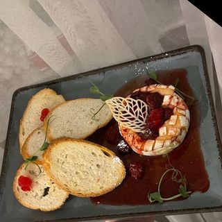 Камамбер з ягідним соусом (290г)