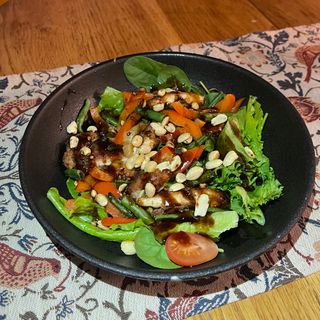 Салат з хрусткою курячою грудкою (250г)