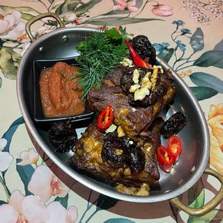Томлені свинні реберця з чорносливом (ціна за 100г)