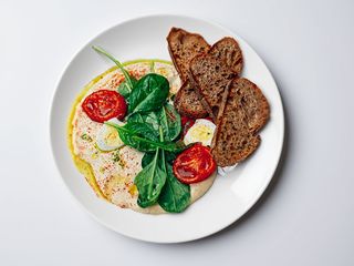 Хумус з овочами та соусом песто 