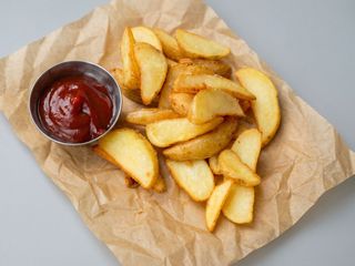 Картопля по-селянськи з йогуртовим соусом 
