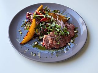 Салат з качиною грудкою