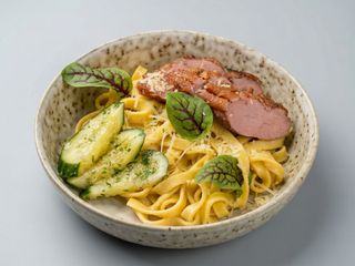 Паста з качиним філе та битими огірками