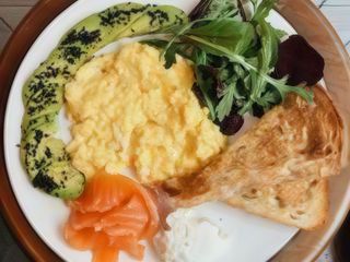 Сніданок зі скремблом та авокадо (280г)