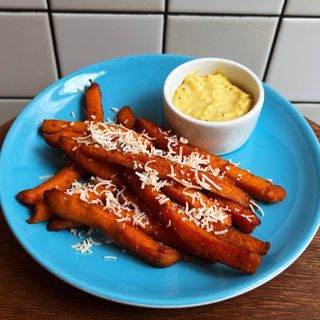 Батат фрі(125гр + 50гр соус)