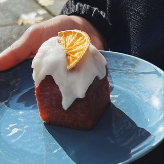 Лимонний кекс з шоколадно-лимонним ганашем (120гр)