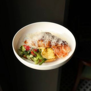 Круасан зі скремблом та куркою