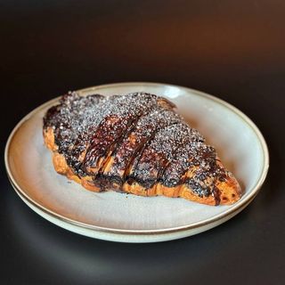 Круасан з маком та вишнею