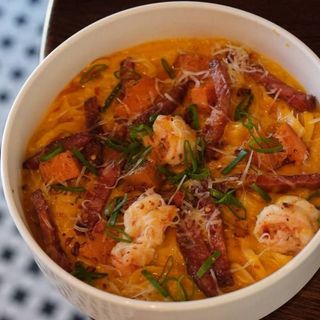 Паста з гарбузом, чорізо та креветками