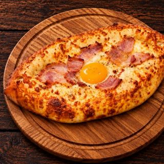 Хачапурі "А-ля по-аджарськи" з беконом та сирними бортами (500г)