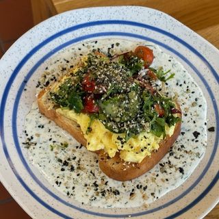 Тост на бріоші зі скремблом, овочами та ікорним соусом