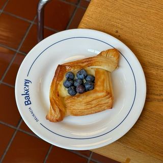 Даніш з сезонними фруктами та ягодами