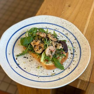 Тост на бріоші з гуакамоле та креветками