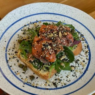 Тост на бріоші з лососем та гуакамоле