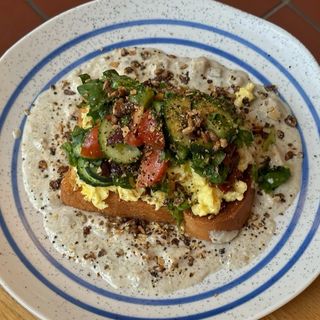 Тост на бріоші зі скремблом, овочами та курячо-грибним жулʼєном