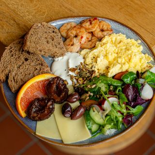 Сніданок-конструктор з креветками