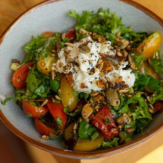 Салат з міксу томатів зі страчателою