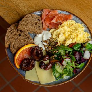 Сніданок-конструктор з лососем