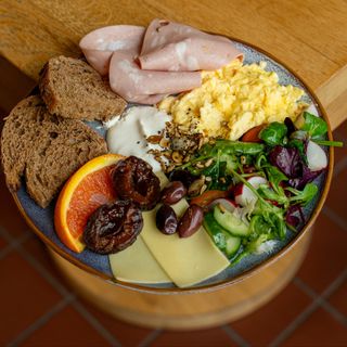 Сніданок-конструктор з мортаделою