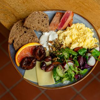 Сніданок-конструктор з тунцем смаженим