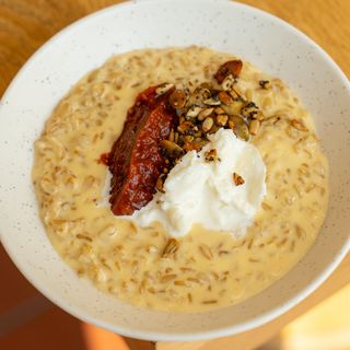 Сирна солона вівсянка з яйцем, страчателою і томатним джемом